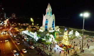 Nha Trang rực rỡ đón Giáng sinh, du khách mê mẩn với 'studio trên phố'