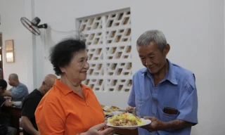 8 năm 'giữ lửa' bếp ăn từ thiện nơi cửa chùa