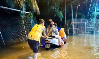 Nhiều nơi ở Nha Trang ngập nặng, nước tràn vào nhà dân