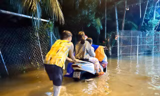 Nhiều nơi ở Nha Trang ngập nặng, nước tràn vào nhà dân