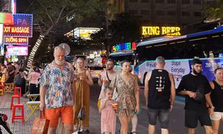 Phố 'Tây' Nha Trang sôi động trở lại nhờ khách Nga
