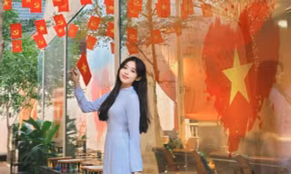 Giới trẻ Nha Trang check-in cùng cờ đỏ sao vàng