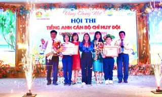 Chỉ huy Đội tranh tài sôi nổi tại hội thi hùng biện tiếng Anh ở Khánh Hòa