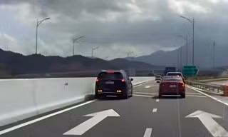 CLIP: Ô tô 7 chỗ chạy lùi trên cao tốc Nha Trang - Cam Lâm