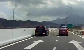 CLIP: Ô tô 7 chỗ chạy lùi trên cao tốc Nha Trang - Cam Lâm