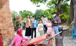 Du khách xem nghệ nhân Chăm làm gốm, dệt thổ cẩm ngày Tết