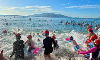 Lý do hàng nghìn người đổ ra biển Nha Trang sáng nay 