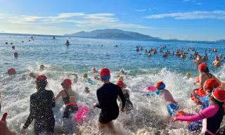 Lý do hàng nghìn người đổ ra biển Nha Trang sáng nay 