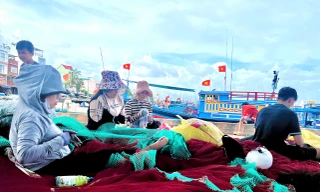 Mùa vá lưới thuê của phụ nữ miền biển Khánh Hòa
