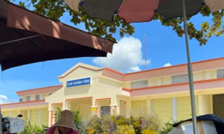 Chợ xây chục tỷ bỏ không, tiểu thương ra sân vận động buôn bán