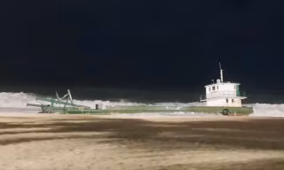 Sà lan chìm gây nguy hiểm cho người tắm biển ở Nha Trang