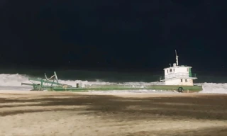 Sà lan chìm gây nguy hiểm cho người tắm biển ở Nha Trang