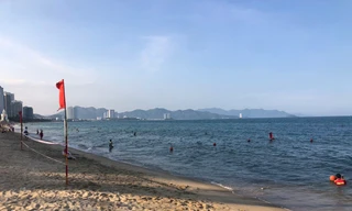 Trục vớt sà lan bị chìm ở biển Nha Trang trong khoảng 20 ngày 