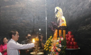 Tháp Bà Ponagar Nha Trang đón hàng chục nghìn người đến dâng hương