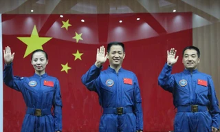 Ba nhà du hành vũ trụ Vương Á Bình (ngoài cùng bên trái), Nhiếp Hải Thắng (giữa), Trương Hiểu Quang gặp gỡ truyền thông trước khi thực hiện nhiệm vụ