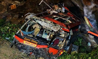 Thủ tướng yêu cầu điều tra, làm rõ vụ xe khách lao xuống vực, làm 2 người tử vong