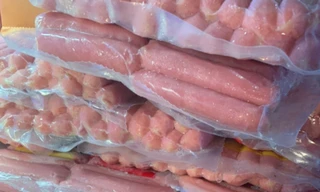 Hà Nội: Thu giữ 10 tấn xúc xích 'bẩn', phơi nắng 7 ngày không ôi thiu