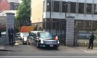 Cadillac limousine của tổng thống Mỹ bị mắc kẹt