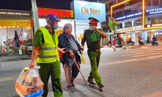 Công an xuống đường trong đêm, mang Xuân đến những mảnh đời khó khăn