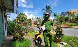 Chiến sĩ công an tình nguyện đi chợ, mua thuốc mang tận nhà người dân