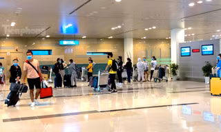 ‘Cầm nhầm’ đồng hồ ở sân bay, người đàn ông đưa ngay cho vợ 