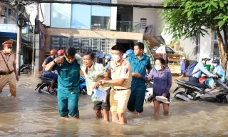 Công an Cần Thơ đội mưa, lội nước giúp người dân 'vượt sông' trong thành phố