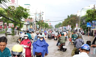 Cần Thơ tiếp tục cho học sinh dừng học trực tiếp vì triều cường