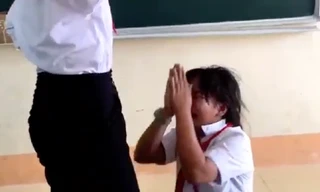 Nhóm nữ sinh lớp 6 đánh bạn trên bục giảng vì 20.000 đồng