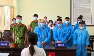 Hành hung trưởng công an xã, nhóm con bạc lĩnh án