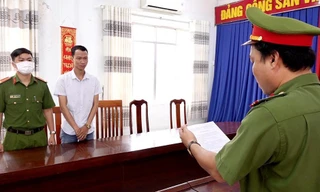 Tiếp tay cho hiệu trưởng tham ô, hai người bị bắt