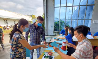 Dù vắc xin gì, được tiêm là mừng