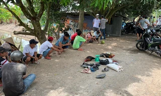 Hàng chục con bạc bỏ chạy tán loạn khi công an bất ngờ đột kích