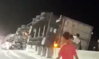 Xe đầu kéo bất ngờ lật trên cầu đè một người đi xe máy tử vong