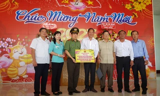 Thiếu tướng Đinh Văn Nơi trao hơn 2.000 phần quà Tết tại An Giang, Cần Thơ