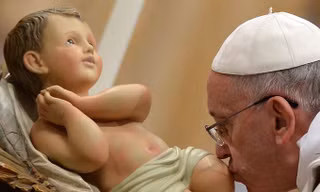 Giáo hoàng Francis hôn bức tượng cậu bé Jesus
