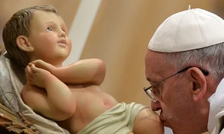 Giáo hoàng Francis hôn bức tượng cậu bé Jesus