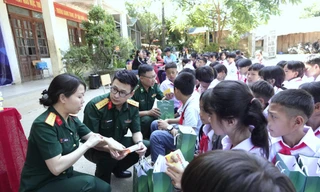 Các đơn vị quân đội chăm lo sức khỏe cho trẻ em vùng cao biên giới