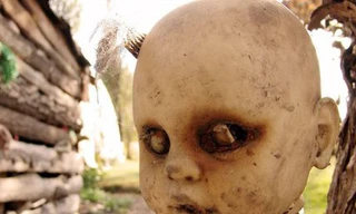 Rùng rợn bước vào đảo búp bê