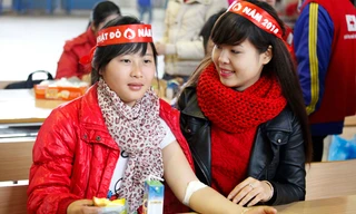 Người đẹp xứ Trà động viên các sinh viên Đại học Nông nghiệp hiến máu. Ảnh: Trung Hiền