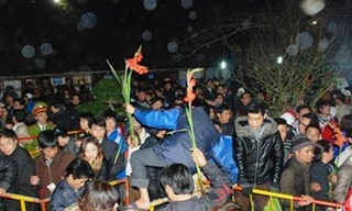 Nhảy qua hàng rào vào tranh cướp lộc Thánh trong đền sau giờ khai ấn