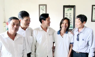 Đồng đội năm xưa hội ngộ ở nhà anh Đức Ảnh: Nam Cường