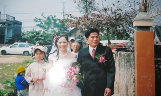 Vợ chồng Đậu ngọc Hùng, Lại Thị Thoa hân hoan ngày cưới (ảnh tư liệu gia đình)