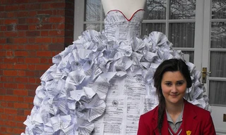 Váy cưới bằng… đơn ly hôn