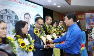 Anh Lê Quốc Phong, Bí thư thứ nhất T.Ư Đoàn trao giải thưởng Quả Cầu Vàng 2019 cho các tài năng trẻ. Ảnh: Văn Điệp
