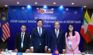 Thủ tướng Nguyễn Xuân Phúc; Bí thư thứ nhất T.Ư Đoàn Lê Quốc Phong cùng 2 đại biểu thanh niên Việt Nam tham gia Lễ tiếp kiến Lãnh đạo cấp cao ASEAN. 