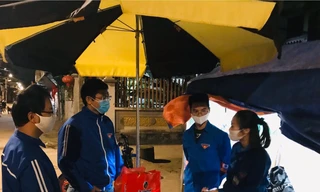 Các bạn trẻ tình nguyện tham gia hỗ trợ lực lượng chức năng trực xuyên đêm tại các điểm nơi cửa ngõ Thủ đô phòng chống dịch COVID -19.
