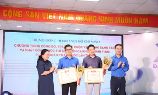 Bí thư T.Ư Đoàn Nguyễn Tường Lâm (ngoài cùng bên phải) trao giải cho tác giả ca khúc chính thức Đại hội Đoàn toàn quốc lần thứ XII "Sứ mệnh Thanh niên". Ảnh: Lâm Đăng Hải