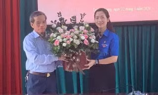 Đồng chí Phạm Trung Sơn - Ủy viên BCH, Phó Trưởng ban Thường trực Tổ chức Tỉnh ủy tặng hoa chúc mừng tân Bí thư Tỉnh Đoàn Tuyên Quang Dương Minh Nguyệt.