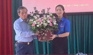 Đồng chí Phạm Trung Sơn - Ủy viên BCH, Phó Trưởng ban Thường trực Tổ chức Tỉnh ủy tặng hoa chúc mừng tân Bí thư Tỉnh Đoàn Tuyên Quang Dương Minh Nguyệt.