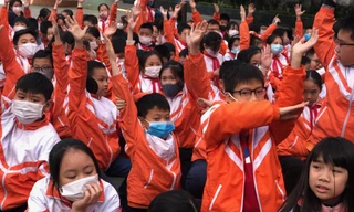 Các em học sinh trường Tiểu học Dịch Vọng B tham gia giao lưu tại Vòng chung kết, trao giải cuộ thi Tìm hiểu Luật Trẻ em trực tuyến. 